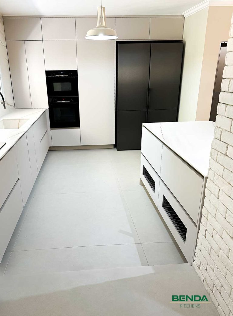 מטבח חדש עם אי בגוון פנינה חומה בהירה מלוטשת