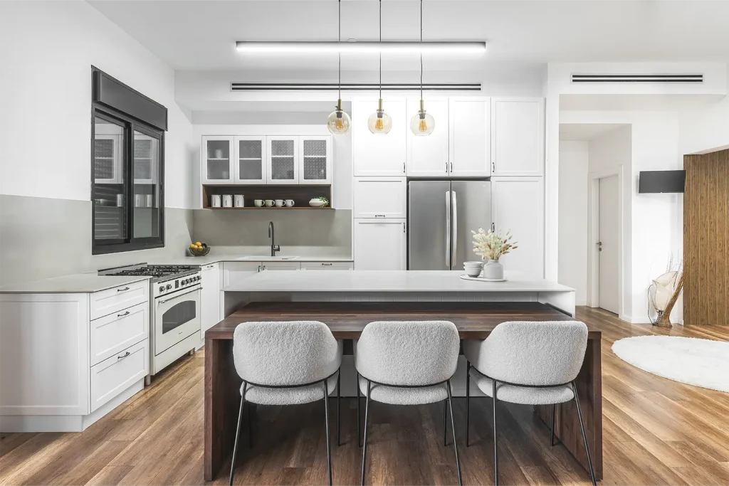 מטבח לבן כפרי עם עץ