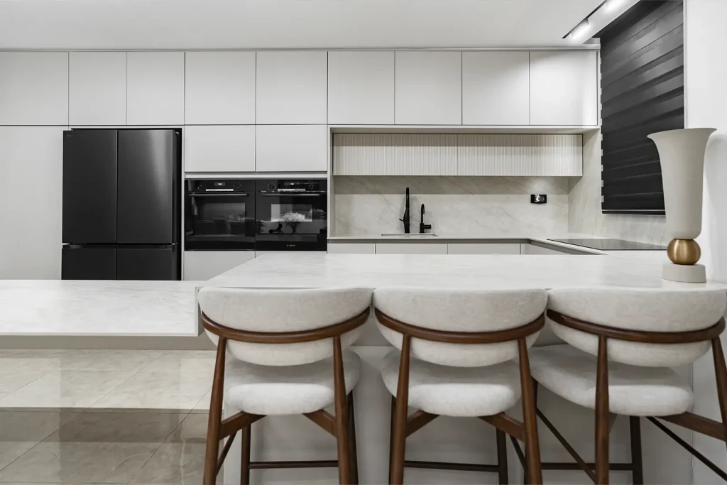 מטבח מודרני עם מטבח אי